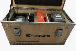 Husqvarna Opbergbox Hout 2x Accu & Lader -Husqvarna 529475101 5 HUSQVARNA20OPBERGBOX20HOUT202X20BLI20ACCU2020QC20LADER